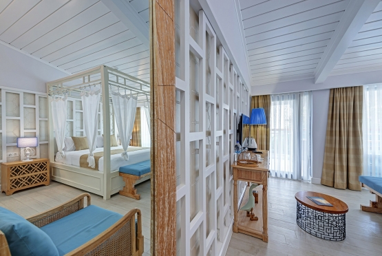 Deluxe Room With Side Sea View